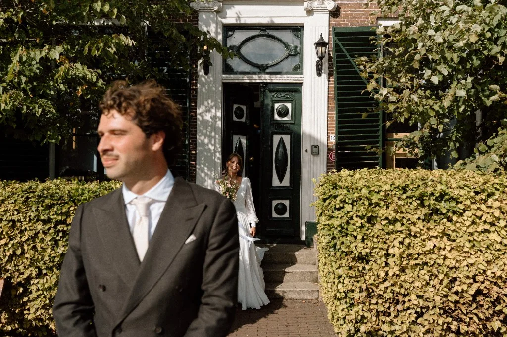 Bruidspaar voor de houtzaagmolen bij Het Molenhuis
