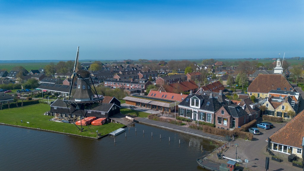 Luchtfoto van het terrein van Het Molenhuis met molen, paviljoen en water