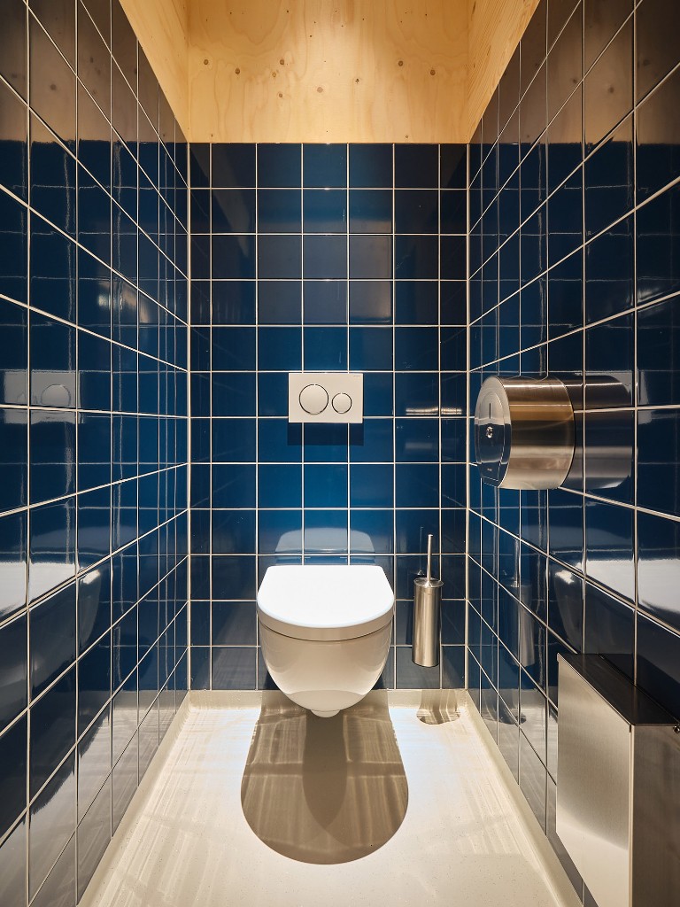 Sanitaire ruimte met blauwe tegels in Het Molenhuis