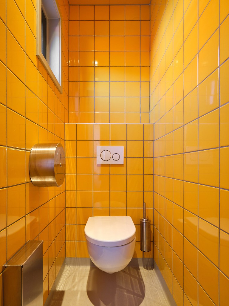 Sanitaire ruimte met oranje tegels in Het Molenhuis
