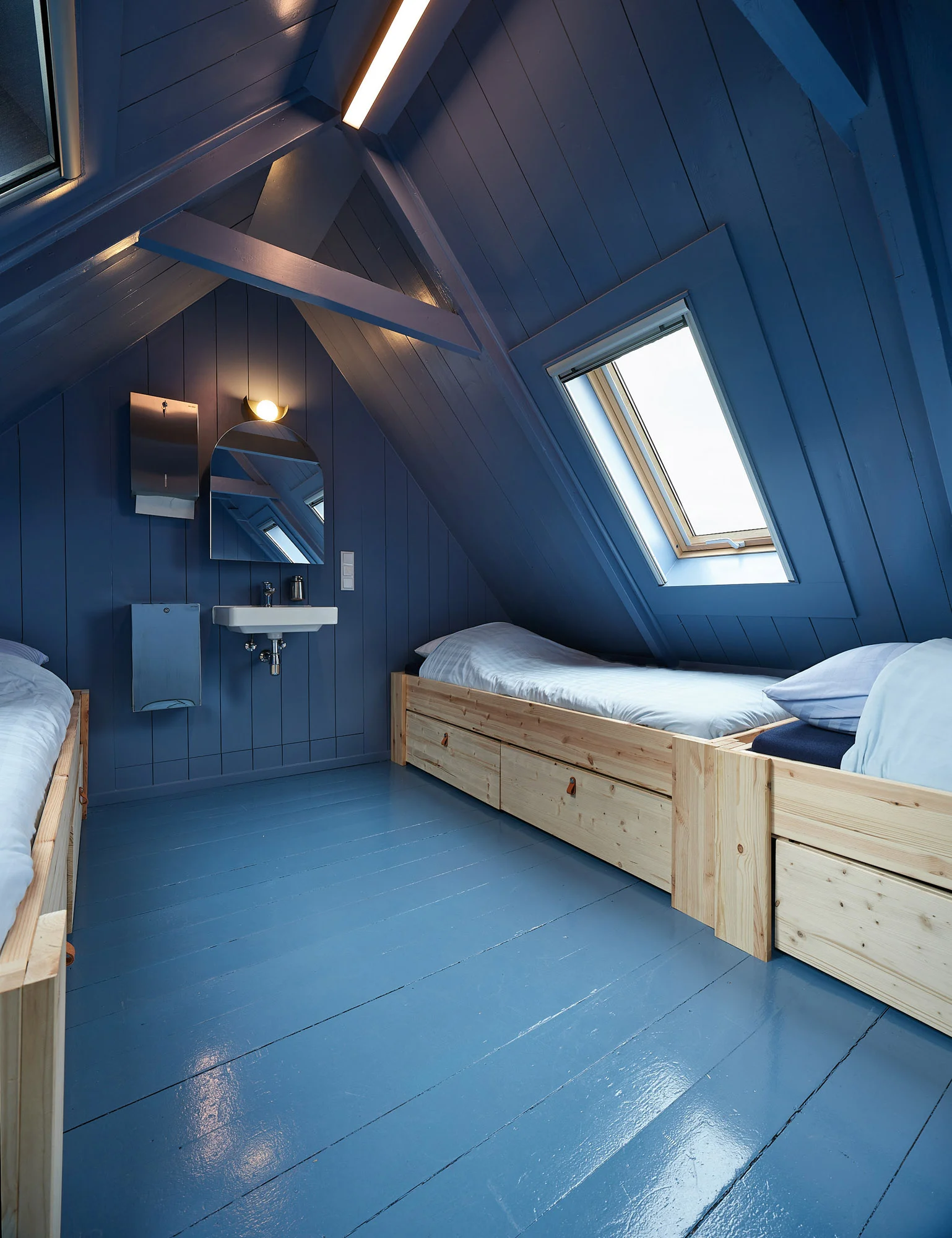 Blauwe zolderkamer met bedden in Het Molenhuis