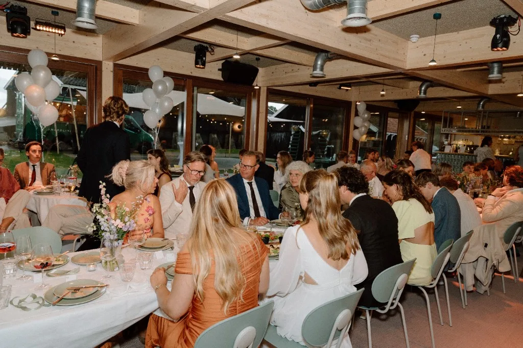 Diner in het paviljoen met uitzicht op het terrein