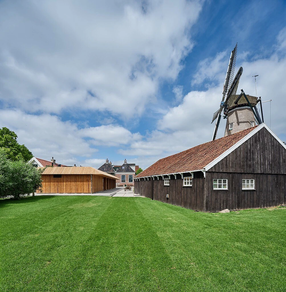 Terrein van Het Molenhuis met molen, schuur en paviljoen