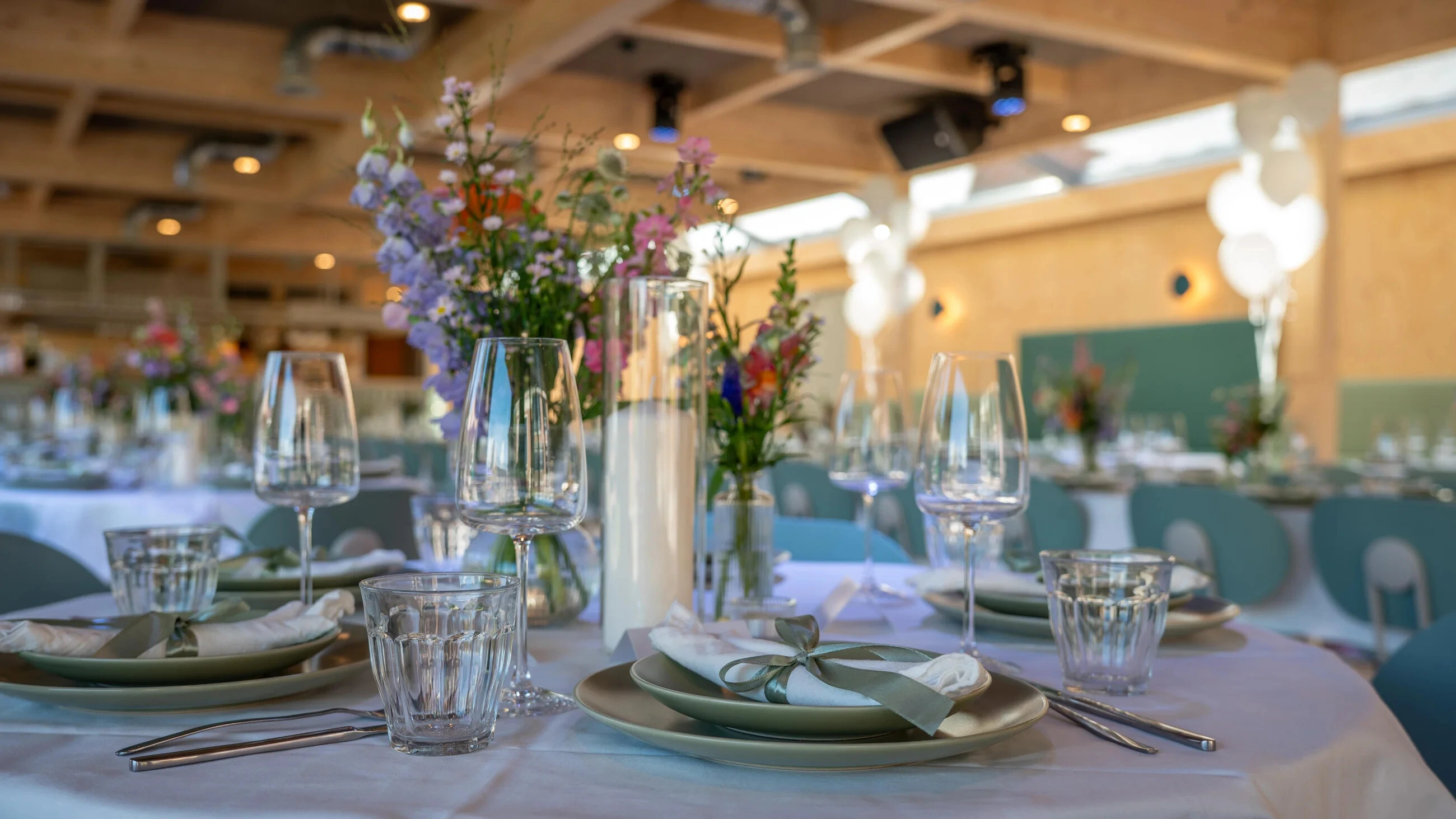 Gedekte tafels met bloemen en glaswerk voor het zondagochtendontbijt in Het Molenhuis